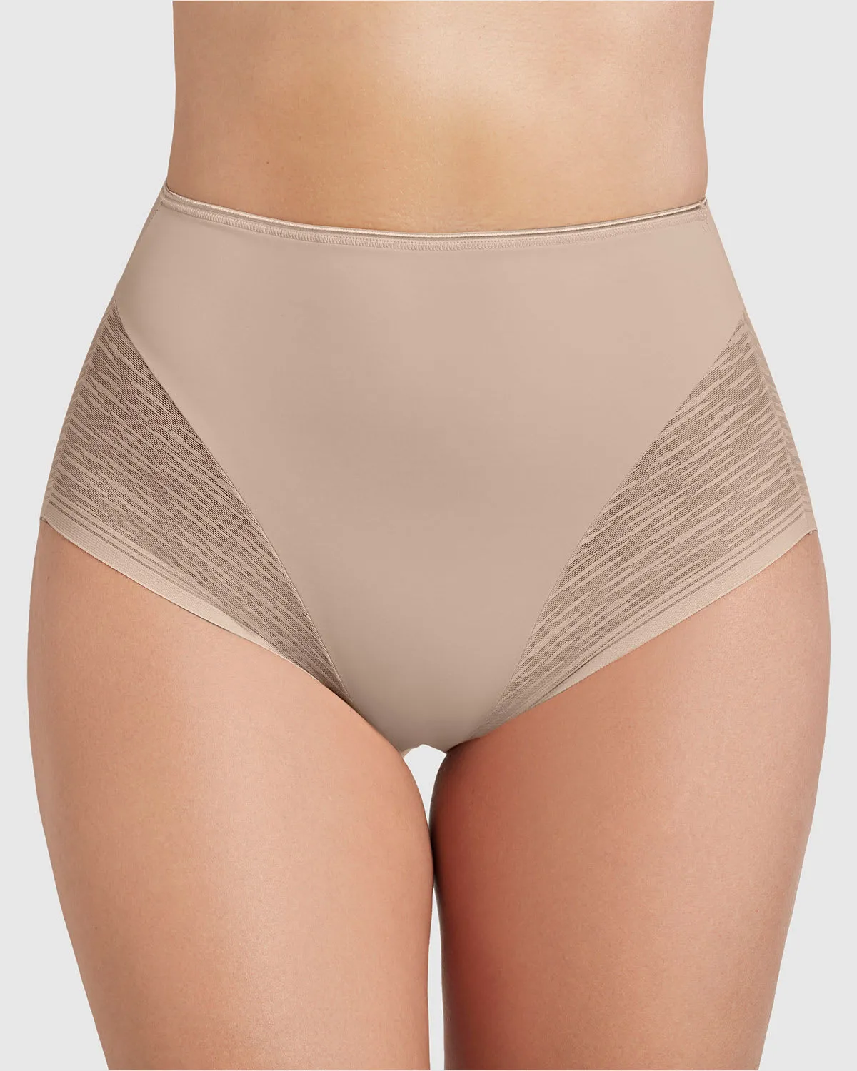 Panty faja clásico invisible con transparencias en glúteos y laterales