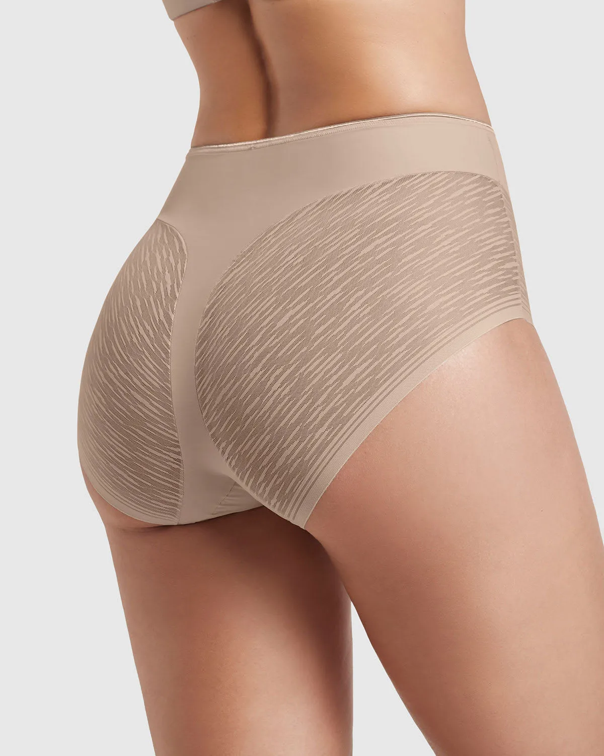 Panty faja clásico invisible con transparencias en glúteos y laterales