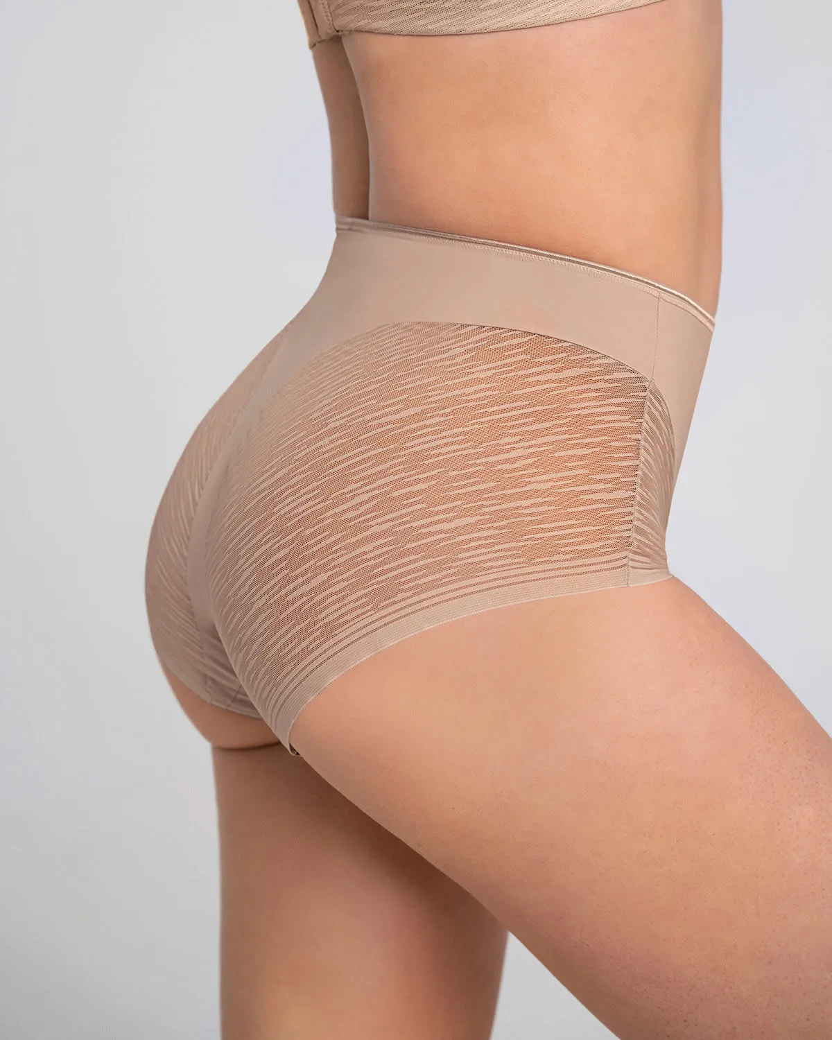 Panty faja clásico invisible con transparencias en glúteos y laterales