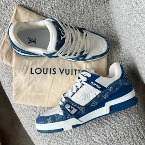 Tênis Louis Vuitton Trainer Azul e Branco